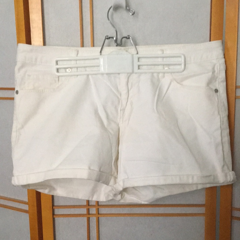 White Mossimo mid-rise denim shorts, size 12/31